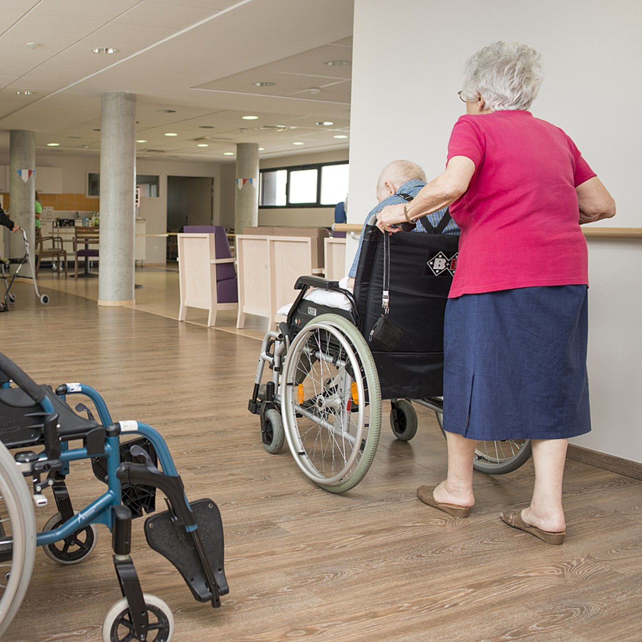 Sans création de places en Ehpad, le nombre de personnes âgées bénéficiant de l'allocation personnalisée d'autonomie à domicile augmenterait de plus de 60% d'ici 2050, selon les projections de la Drees. (Astier/BSIP)