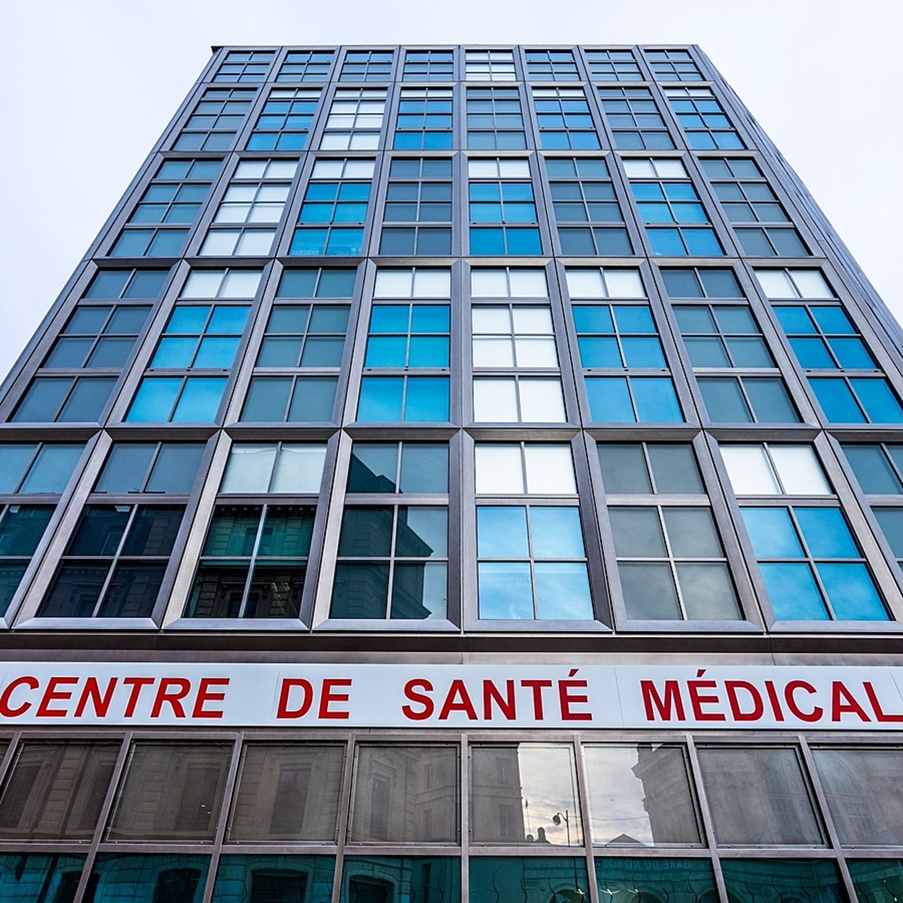 Difficile de connaître précisément le nombre de centres de soins non programmés. Ils seraient entre 400 et 600, implantés sans concertation et de façon très hétérogène principalement dans des zones densément peuplées bien éloignées des déserts médicaux. (Voisin/Phanie)