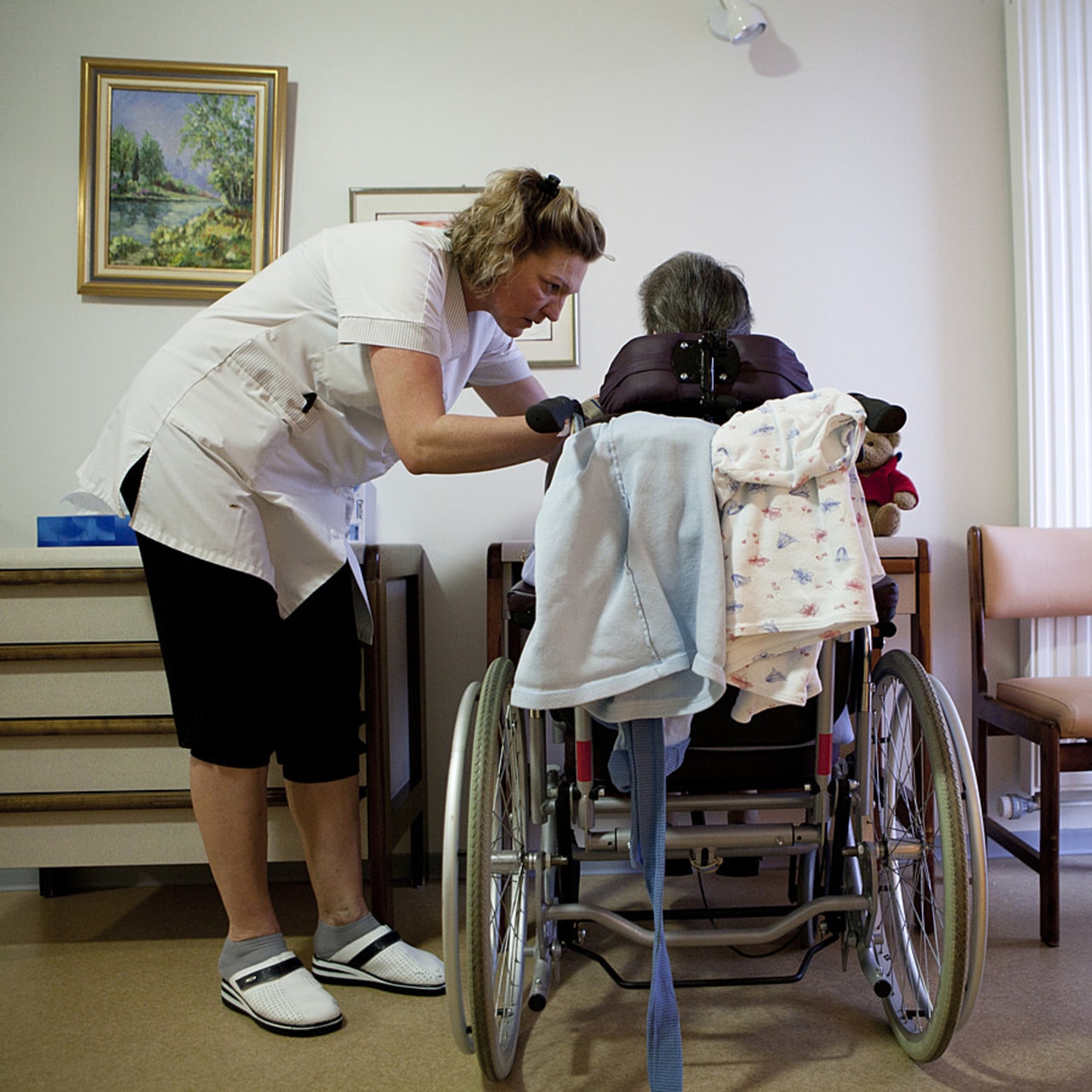 Une enseignante de l'EHESP note des convergences dans les politiques sociales de la dépendance et du handicap, liées à leurs financements. (Amélie Benoist/Image Point FR/BSIP)