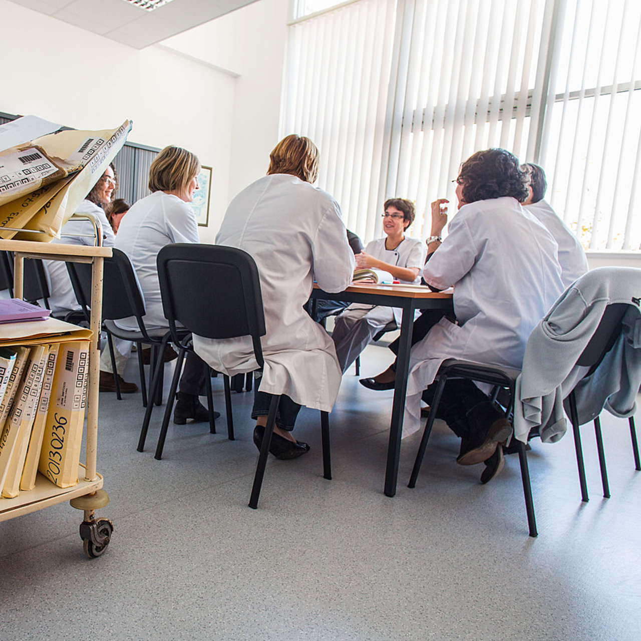 Les députés sont incités à promouvoir un environnement de travail qui vise à prévenir la stigmatisation des soignants accompagnant une procédure d'aide à mourir. (Burger/Phanie)