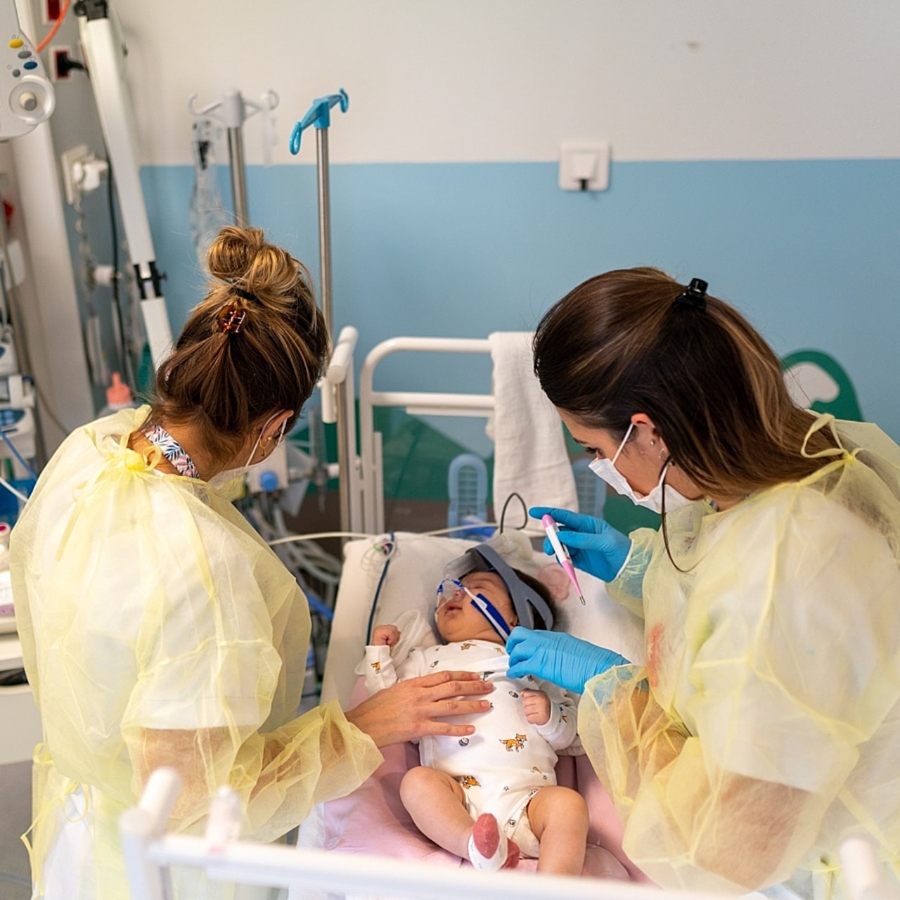 La prévention, le repérage précoce des vulnérabilités et la coordination des parcours de santé font partie des sujets intégrés au chantier de réingénierie de la formation et de l'exercice des infirmiers puériculteurs. (Morcillo/Image Point FR/BSIP)