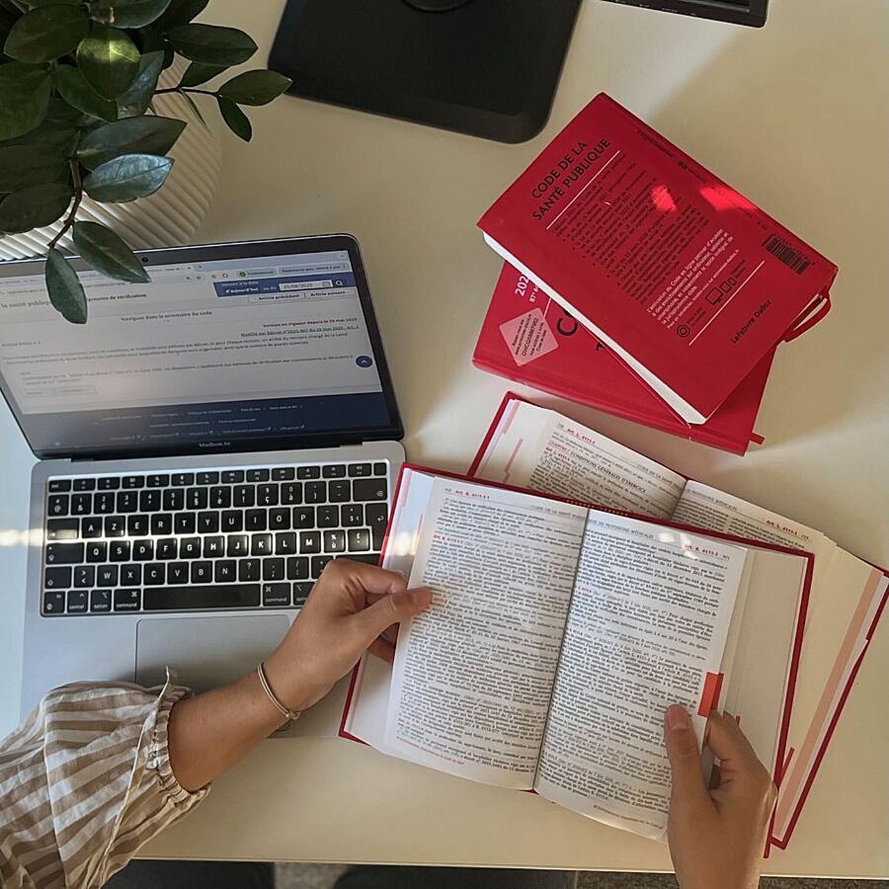 La personne qui, sans être hors d'état d'agir elle-même, a besoin d'être assistée ou contrôlée d'une manière continue dans les actes importants de la vie civile peut être placée en curatelle. (Manuel Magrez/Hospimedia)