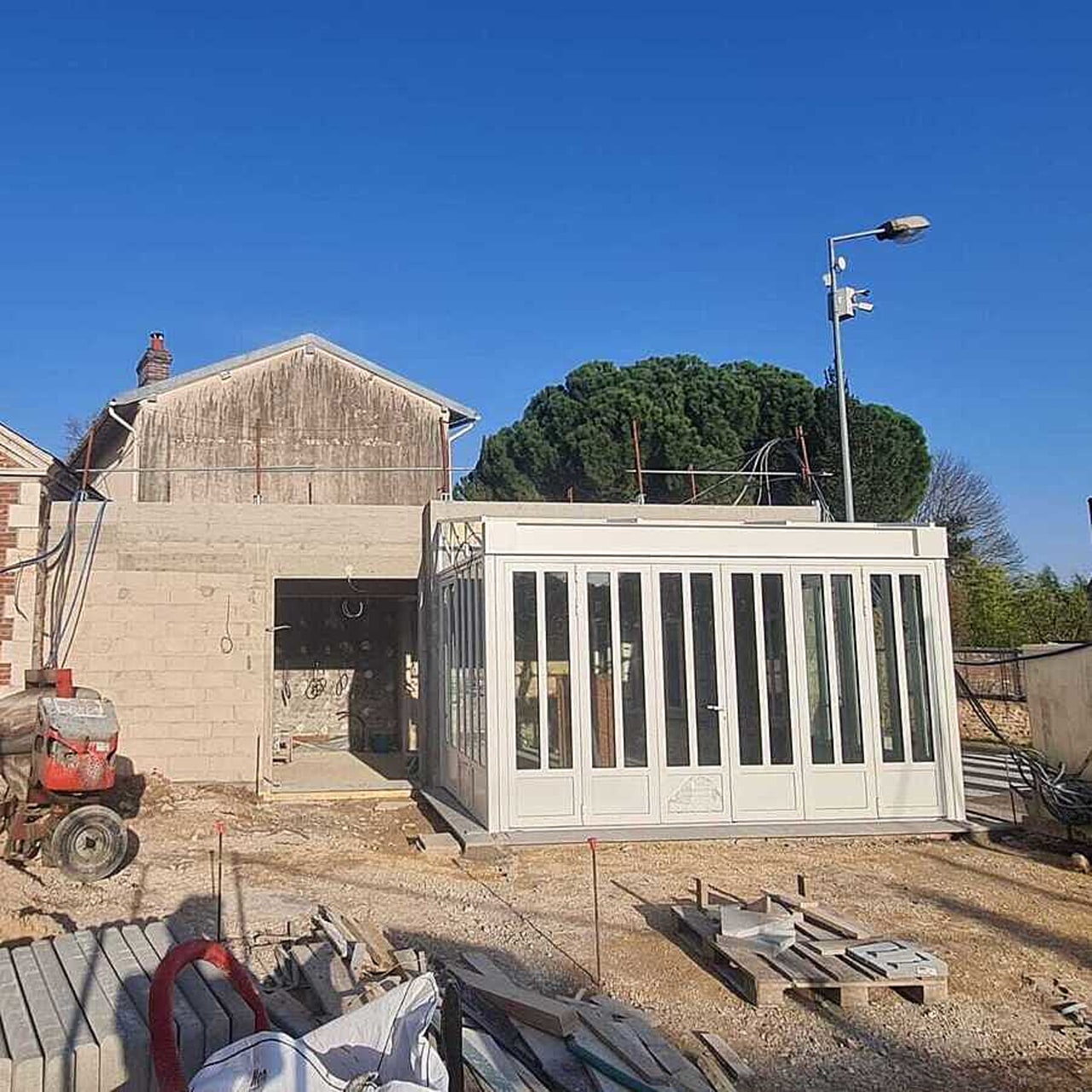 Accessible depuis l'extérieur, le futur tiers-lieu comptera un local de 35 m2 et une terrasse de 15 m2. (Hugo Vidal-Rosset)