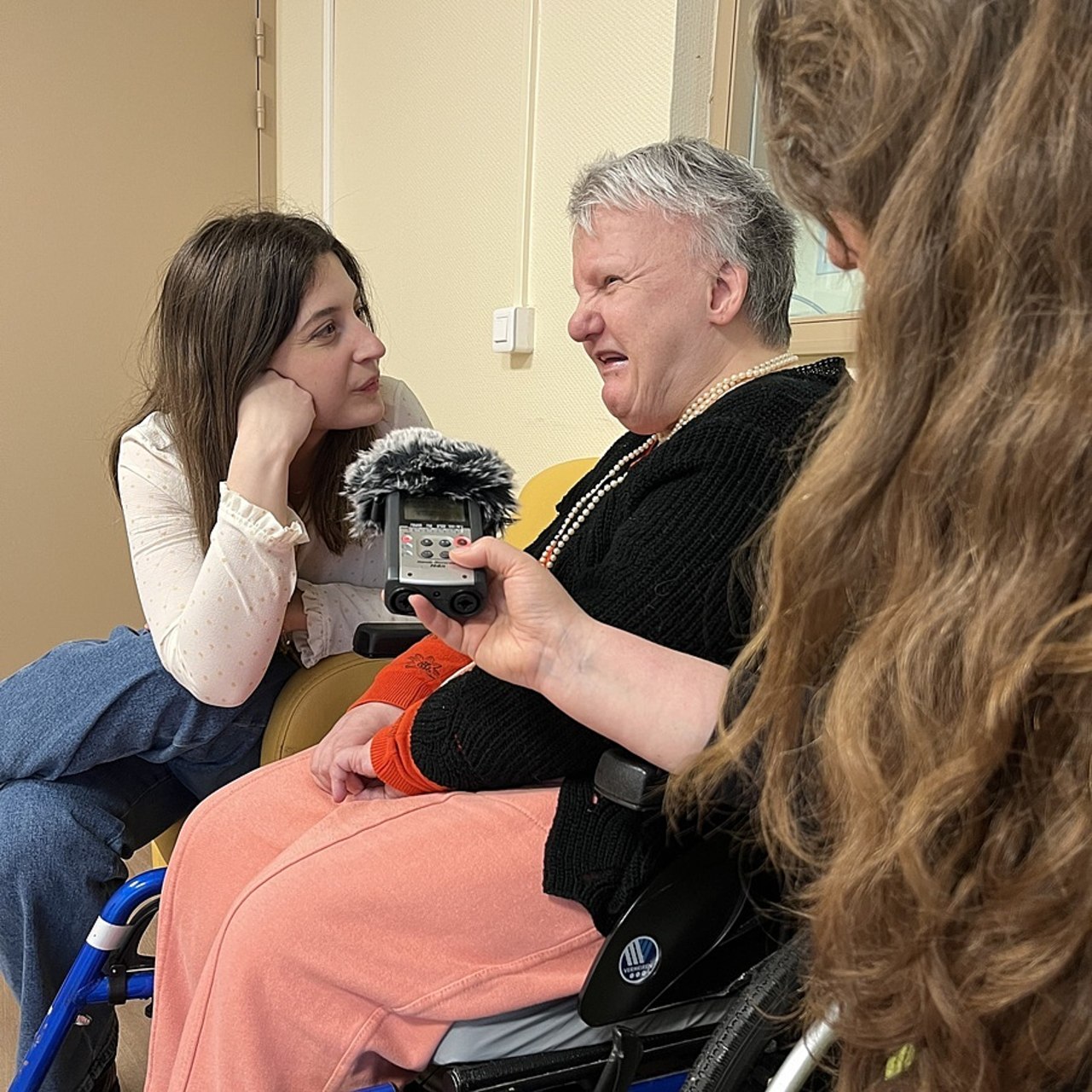 Le micro de Laetitia Portal est un véritable aimant à émotions. (Lucie De Gusseme/Hospimedia)