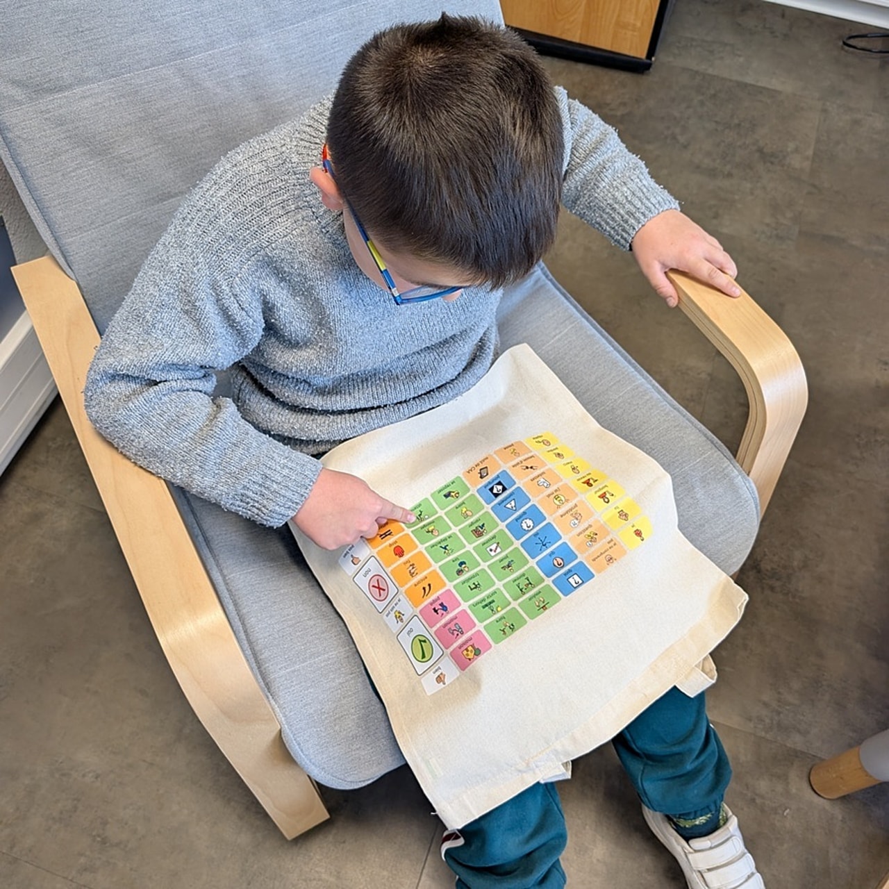 Pour mettre en place la communication alternative et améliorée à moindre coût, plusieurs outils peuvent être imaginés au sein des établissements. (Carole Sautou)