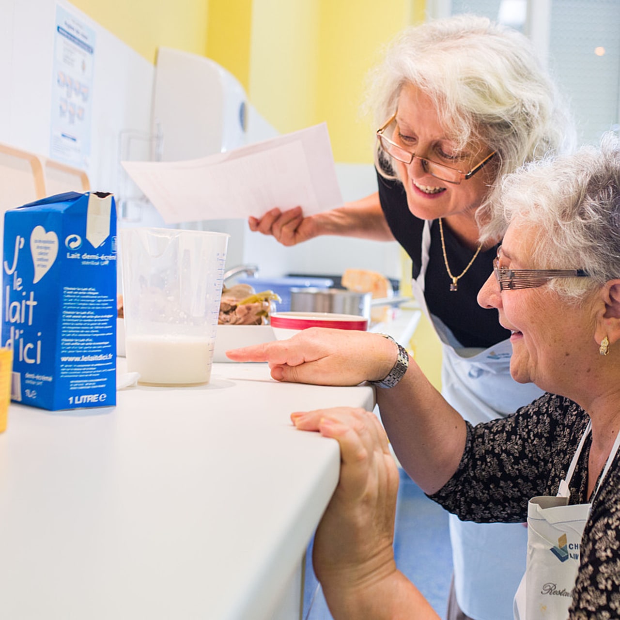 Qu'il soit à visée éducative ou thérapeutique, l'atelier cuisine en collectivité doit respecter des règles d'hygiène et de traçabilité. (Burger/Phanie)