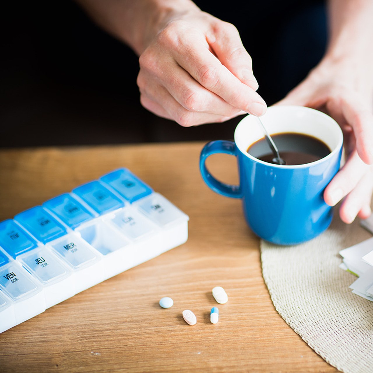 Les inconnues en matière de conditions de stockage des médicaments oraux sous forme sèche interrogent la responsabilité du pharmacien qui remettrait ces produits dans le circuit pharmaceutique de son établissement de santé. (Voisin/Phanie)