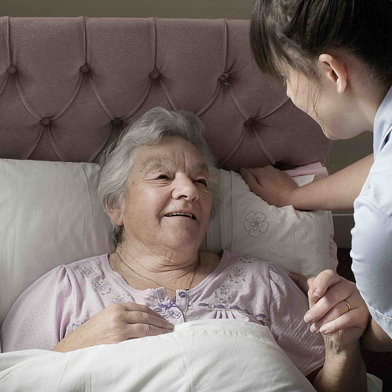 Les travailleurs sociaux permettent aux personnes vulnérables d'accéder à l'ensemble de leurs droits. (Cultura/ Image source/BSIP)