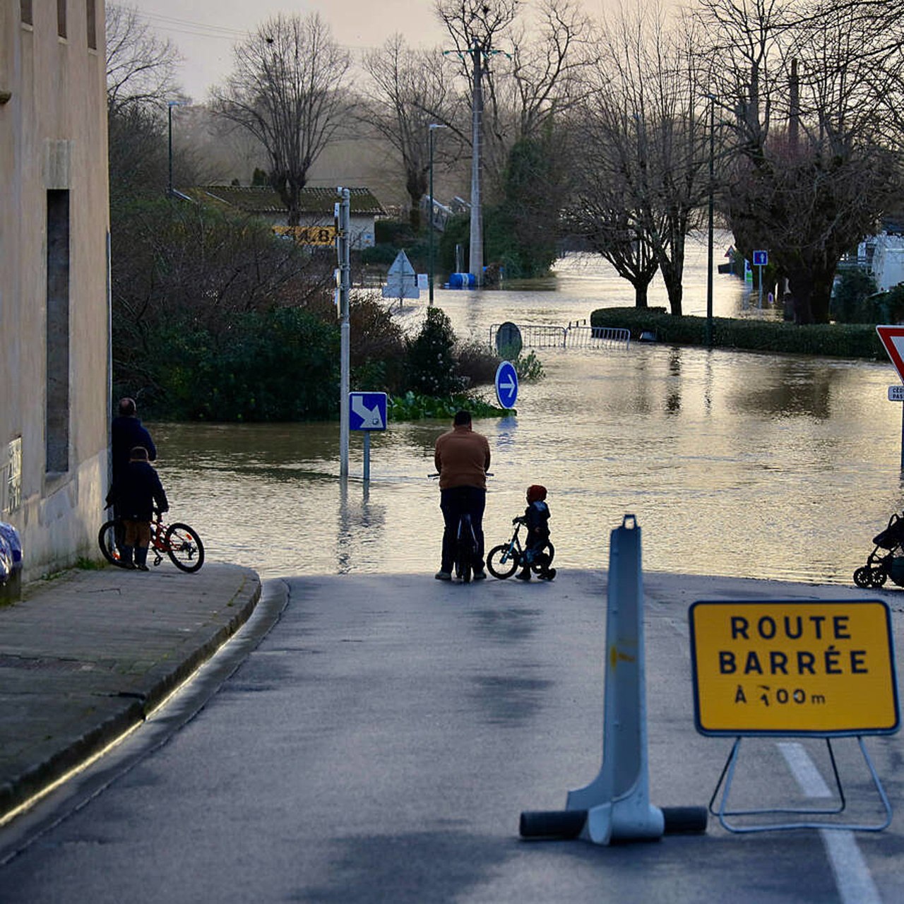 La fiche réflexe peut aider les responsables des établissements à mettre à profit les périodes de vigilance orange pour se préparer à la survenue possible de l'aléa. (Yohan Bonnet/AP/Sipa)