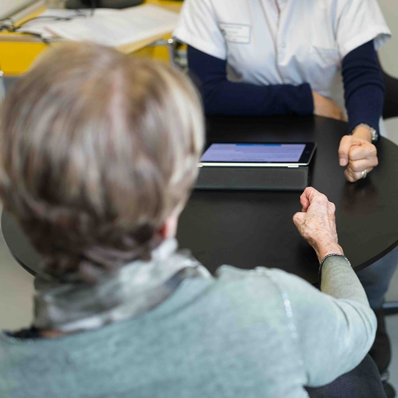 Les questions du programme de dépistage précoce et de prévention de la perte d'autonomie peuvent faire l'objet d'un autotest ou être posées par un professionnel. (A. Noor/Image Point FR/BSIP)