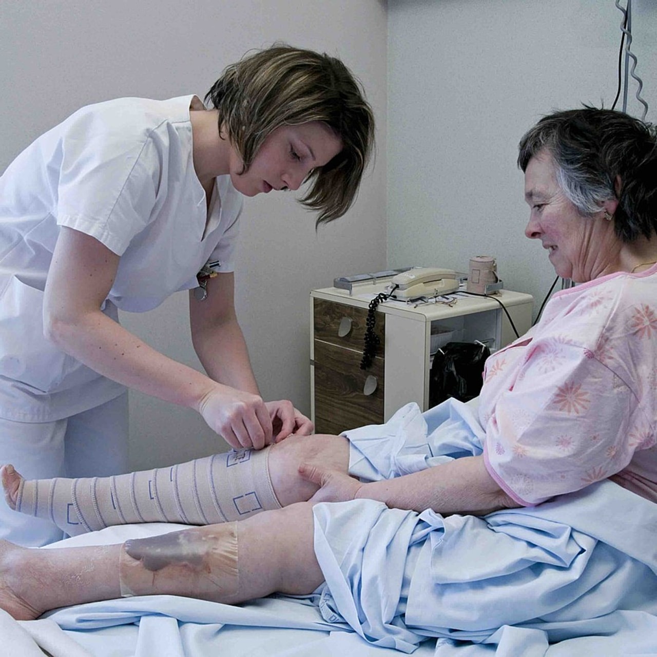 174 824 hospitalisations en lien avec une chute ont été dénombrées en 2024 chez les personnes âgées de 65 ans et plus. (Bemonte/BSIP)