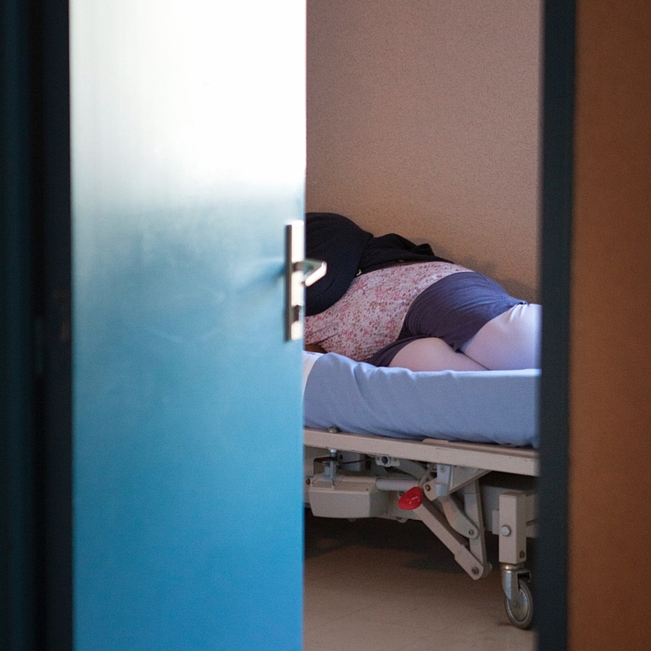 Le pôle psychiatrie de Melun possède un ratio de chambres d'isolement "rarement observé ailleurs" sur le territoire national, note la CGLPL, au point de dépasser "largement" et sans justification celui des unités pour malades difficiles. (Amélie-Benoist/Image Point FR/BSIP)
