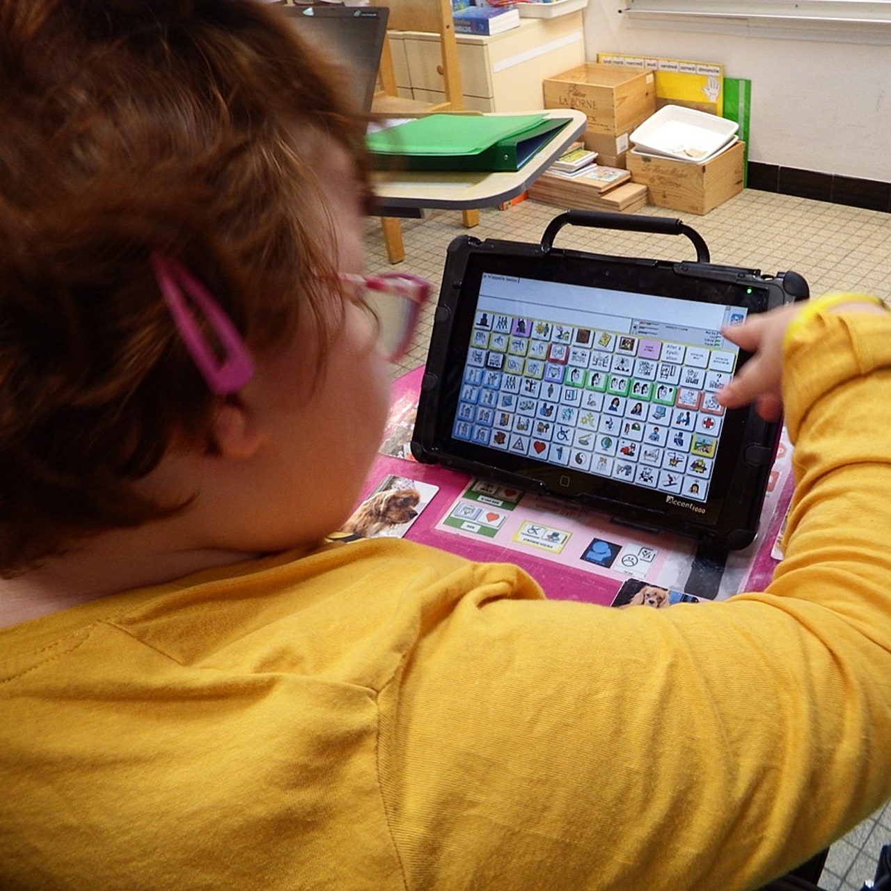 Il n'existe ni outil, ni modèle unique, la CAA est multimodale et doit s'adapter aux canaux de communication privilégiés par la personne. (Emmanuelle Deleplace/Hospimedia)