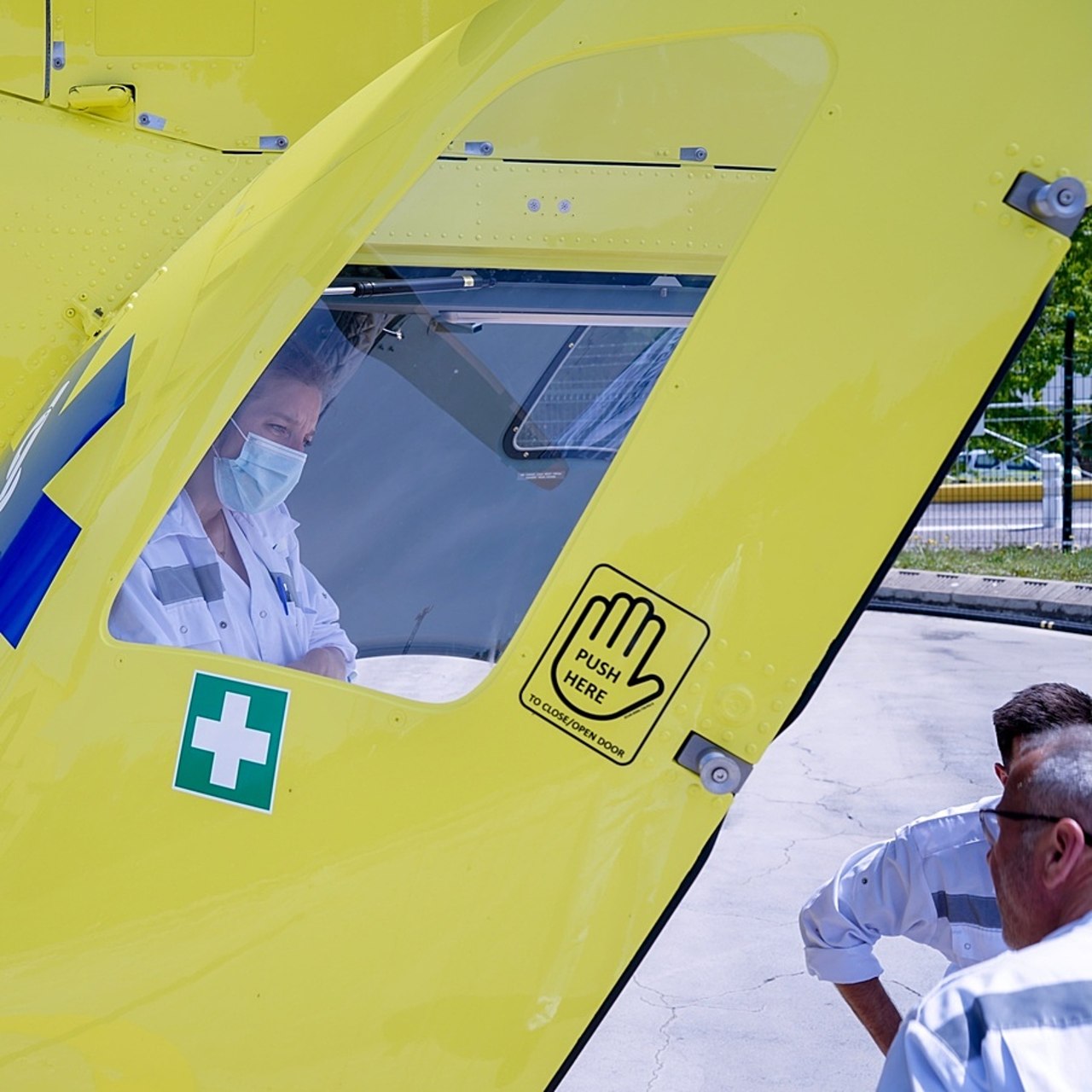 Contrairement aux hélicoptères de la sécurité civile ou de la gendarmerie qui opèrent sous mission d'État, ce qui offre certaines souplesses normatives et financières, les hélismur reposent sur une doctrine d'emploi exclusivement sanitaire au titre du seul service public hospitalier. (Tremelet/Image Point FR/BSIP)