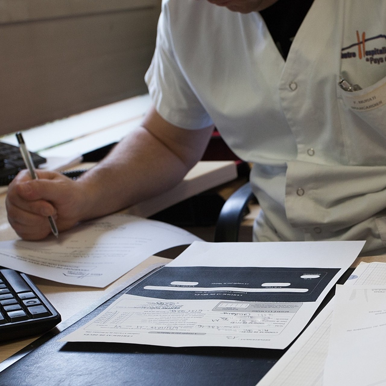 Pour sécuriser le processus d'alerte sanitaire, le ministère de la Santé incite les professionnels à procéder à une certification électronique plutôt que sur papier. (Calmettes/BSIP)