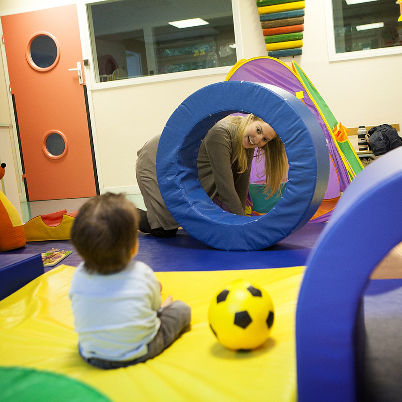 Les PCO permettent de financer pendant une année des séances de rééducation comme la psychomotricité. (Amélie Benoist/Image Point FR/BSIP)