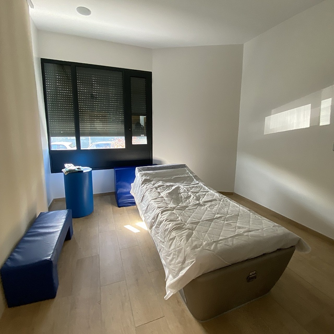 L'isolement est plus fréquent dans les établissements spécialisés en psychiatrie que dans les hôpitaux généraux ou CHU, tandis que la contention psychiatrique augmente quand les "dotations en personnel" infirmier sont plus faibles, relève l'Irdes. (Caroline Cordier/Hospimedia)