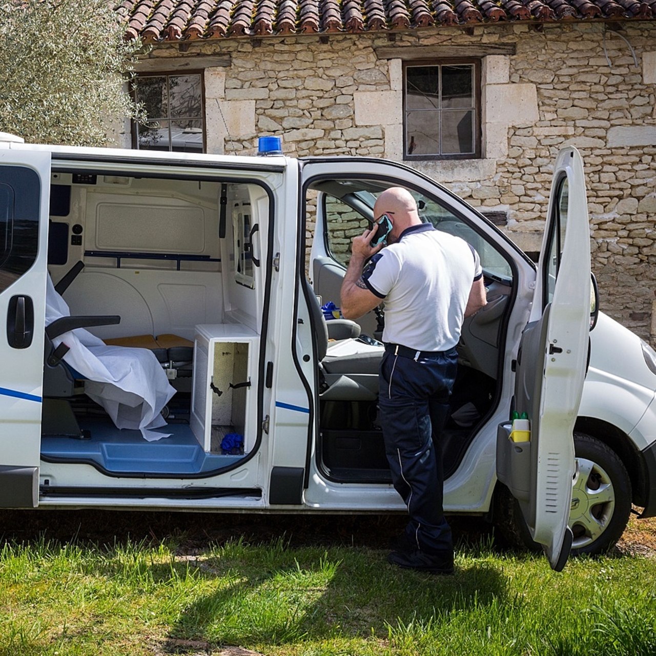 Globalement, un quart des accidents impliquent un conducteur novice ayant moins de deux ans de permis. C'est la raison d'être de la période probatoire de trois ans, réduite à deux ans en cas de conduite accompagnée. Jusqu'à présent, ce laps de temps interdit toute conduite d'ambulance. (Burger/Phanie)