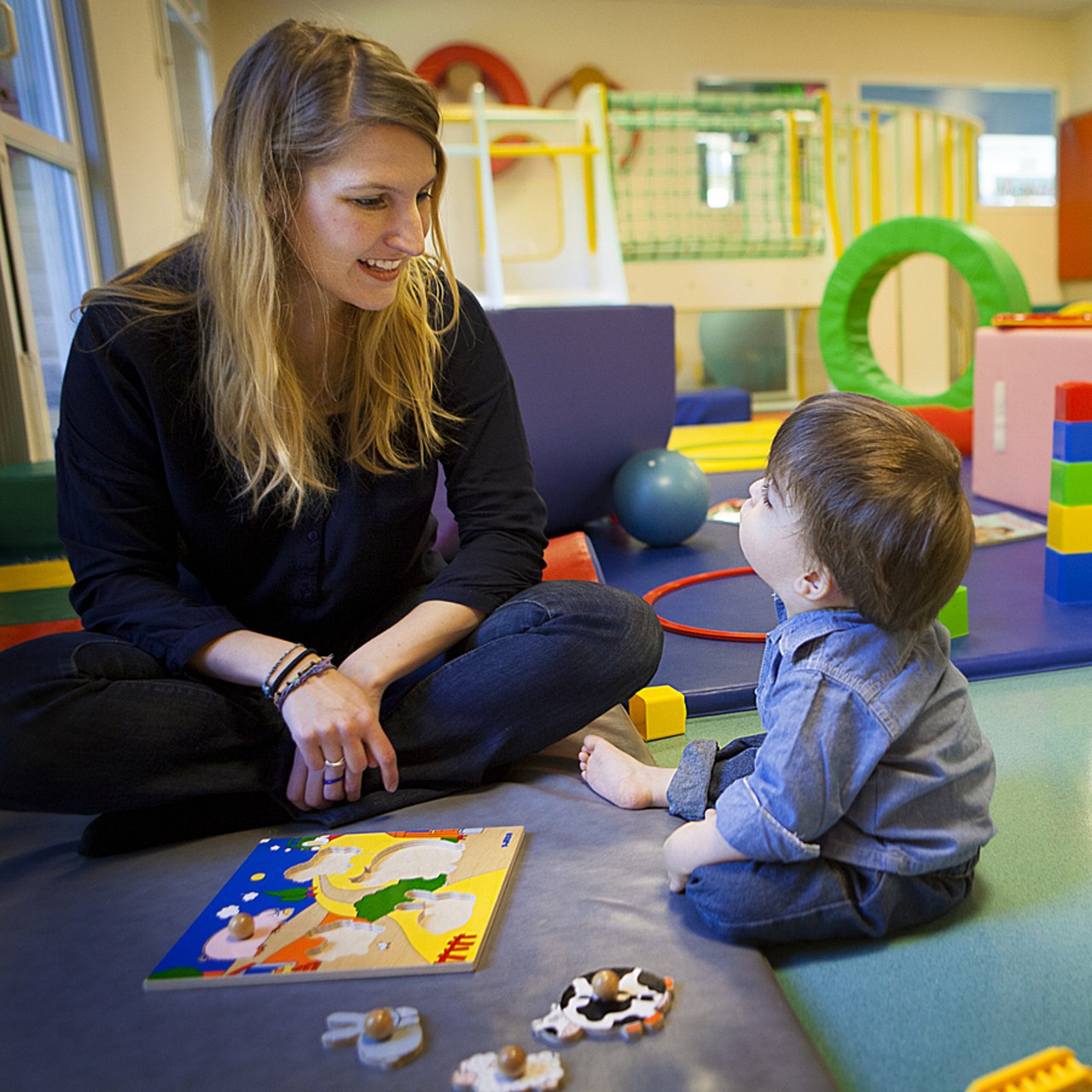 Le décret détaille les professionnels susceptibles de participer aux équipes parmi lesquels les psychomotriciens. (Amélie Benoist/Image Point FR/BSIP)