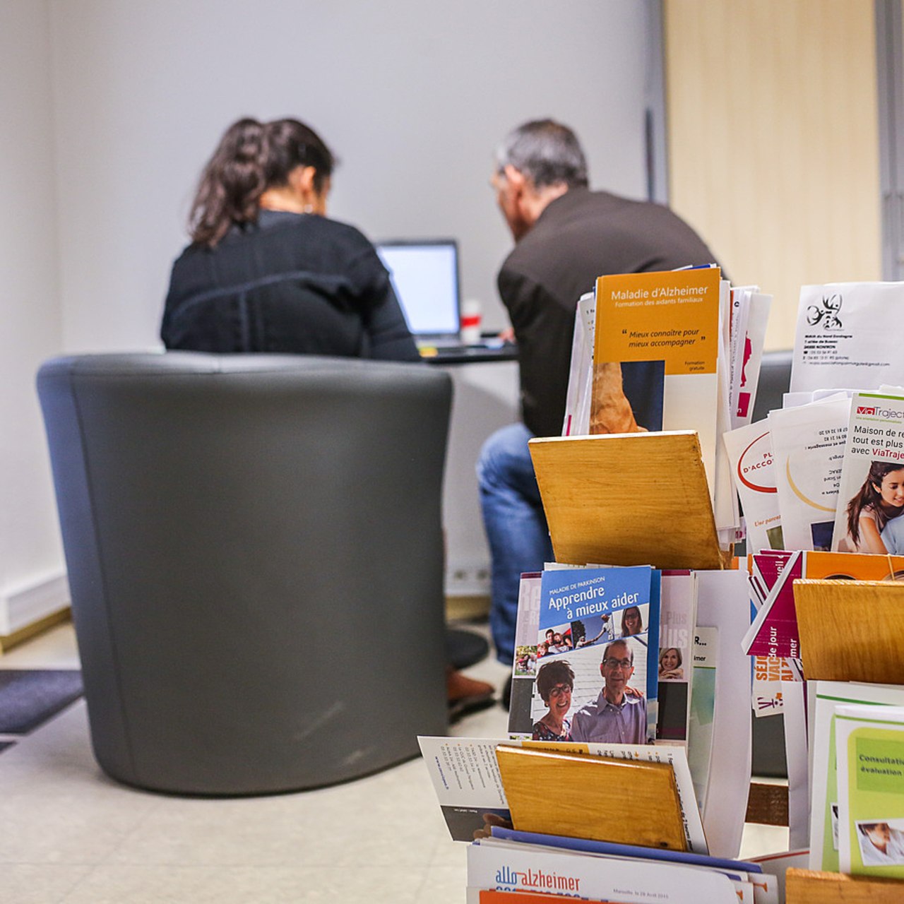 Selon l'avis de ce comité, le juste soin passe également par la diffusion d'une information claire et compréhensible aux patients et aux aidants. (Burger/Phanie)