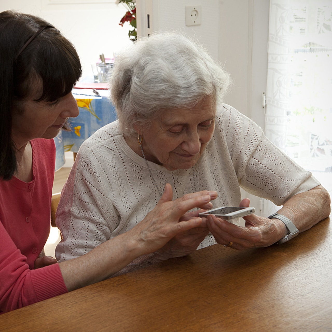 Plateforme téléphonique, système d'information Sirena, formulaire en ligne… la lutte contre les maltraitances envers les adultes vulnérables se réorganise. (D. Le Moine/BSIP)
