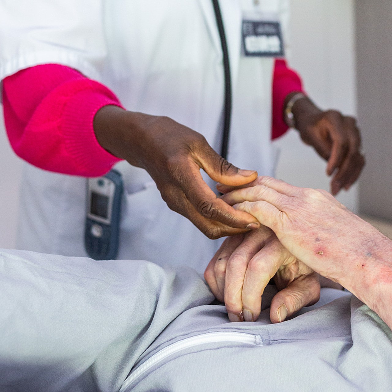 L'isolement et l'épuisement des aidants sont les deux principaux domaines de précarité identifiés dans l'étude. (Burger/Phanie)