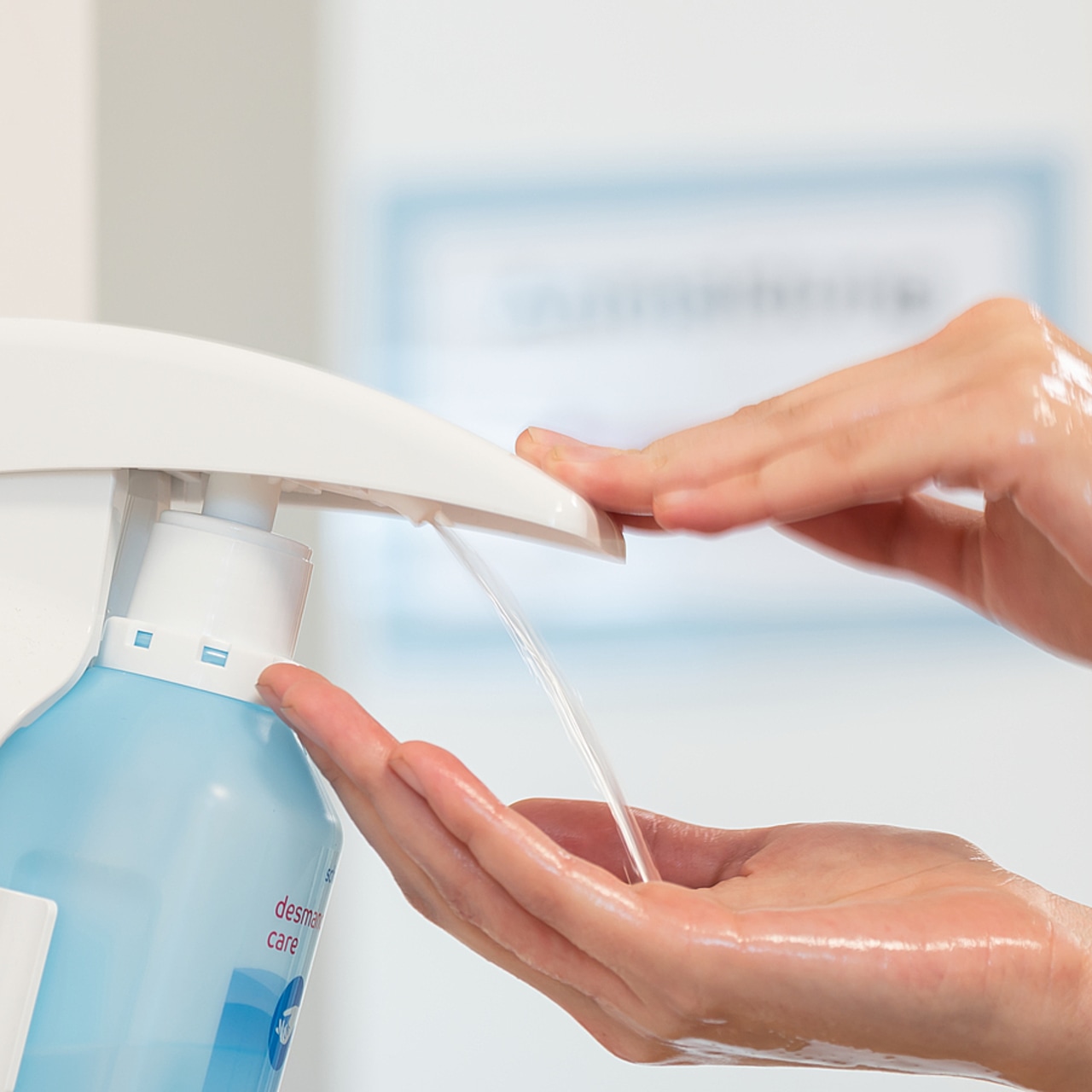 "Le flacon de gel dans ma chambre était vide ! Les soignants portaient souvent des gants mais ouvraient les portes avec !" Les commentaires des patients issus du questionnaire sur l'hygiène des mains sont parfois révélateurs. (DPA Picture Alliance/BSIP)