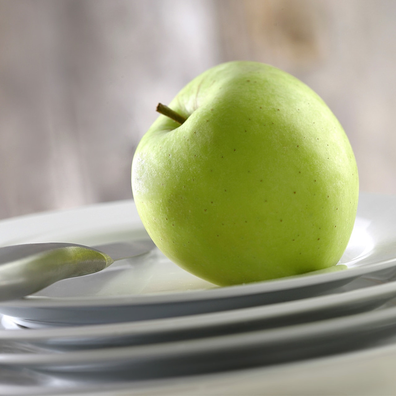 Auparavant proposés entiers sur une coupelle, les fruits bios et locaux sont désormais lavés, épluchés et découpés en amont, prêts à être consommés par les patients du CH de Lannion-Trestel sans intervention des soignants. (Chassenet/BSIP)