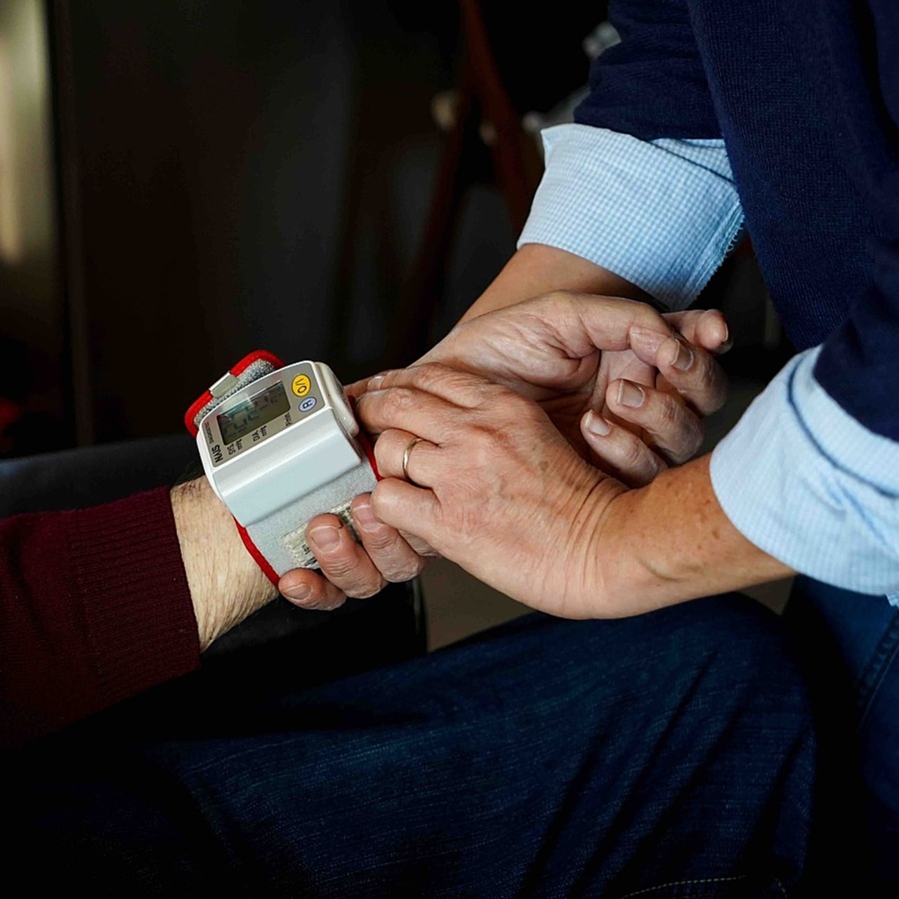 Le tensiomètre figure dans la liste des produits de santé que les masseurs-kinésithérapeutes pourraient être autorisés à prescrire. (Trémelet/Image Point FR/BSIP)
