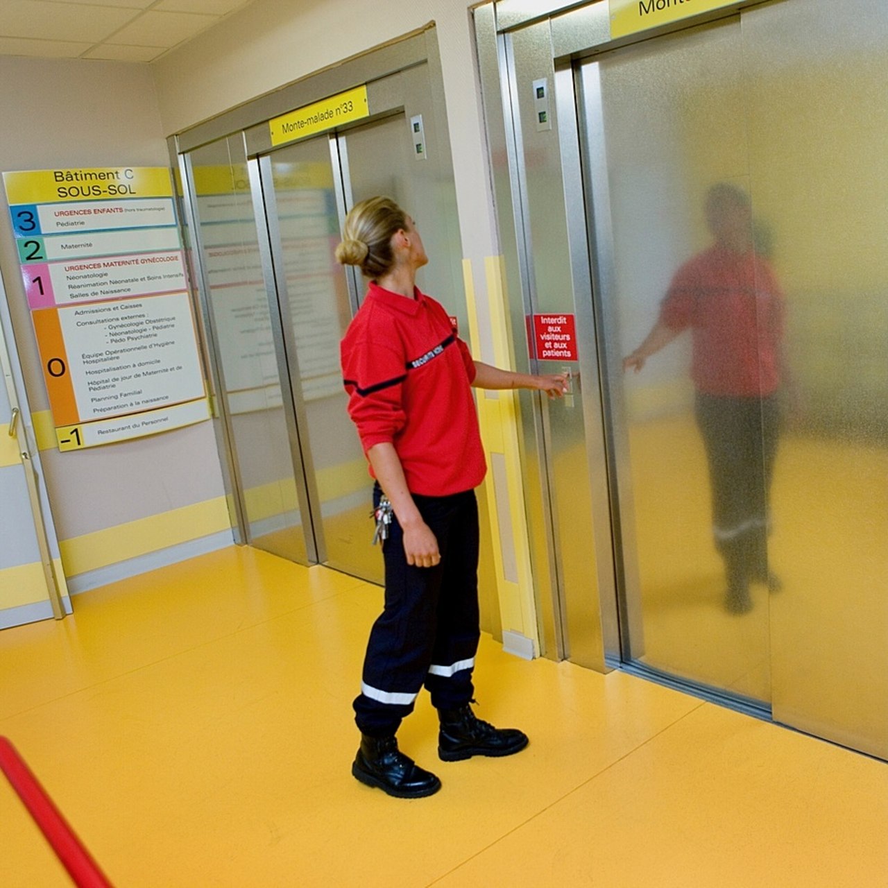 Les deux tiers du coût bâtimentaire total des sinistres enregistrés par Relyens sur la période 2016-2025 reposent sur les seuls incendies, avec un impact financier de ces feux largement majoré lorsque les flammes partent d'un fumeur en chambre ou dans les murs de l'établissement. (Bruno/Image Point FR/BSIP)