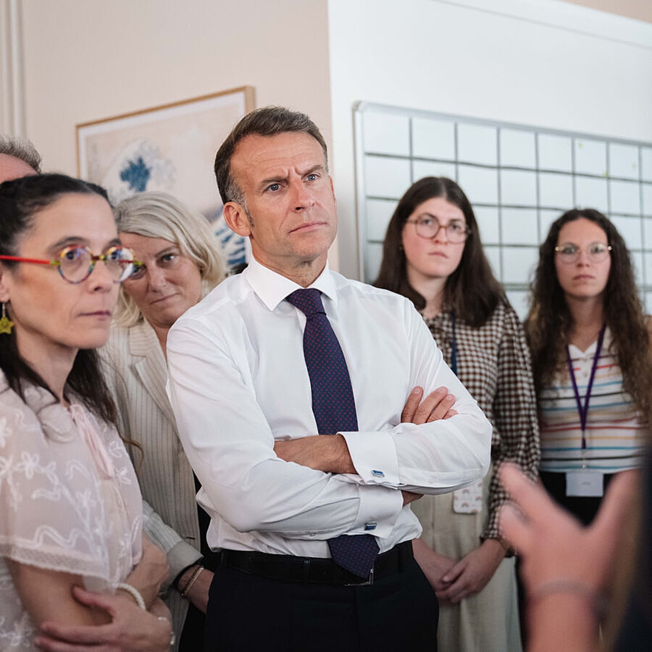 Lors d'une visite officielle au centre Asterya à Paris, le président de la République Emmanuel Macron promet une enveloppe permettant de créer sept hôpitaux de jour dédiés aux enfants confiés à l'aide sociale à l'enfance. (Grégoire Campione-Pool/Sipa)