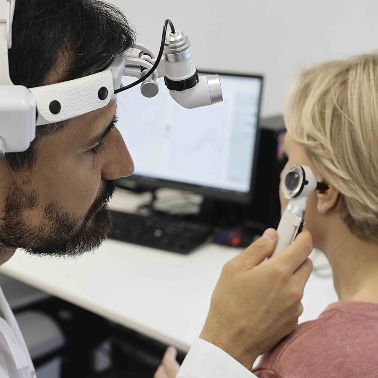 Le diagnostic des acouphènes invalidants des adultes repose sur Le diagnostic repose sur une démarche structurée en plusieurs étapes comprenant un examen clinique. (SPL/BSIP)
