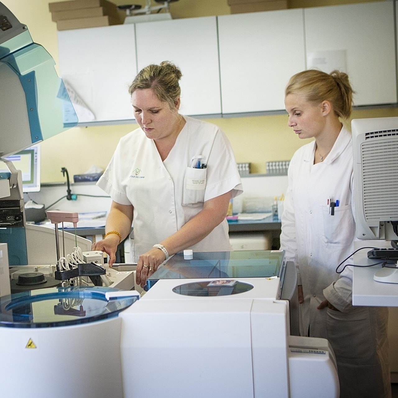 La biologie fait partie des spécialités pour lesquelles la mise en place d'équipes partagées est prioritaire, selon une circulaire de la ministre de la Santé Stéphanie Rist. (Amélie Benoist/Image point FR/BSIP)
