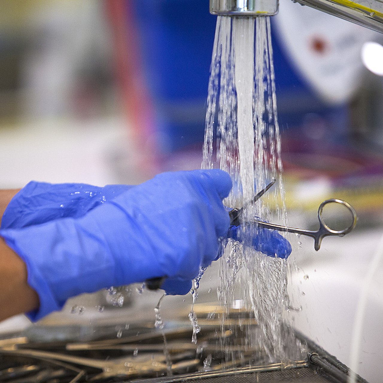 En privilégiant le réutilisable et en rationalisant par exemple les kits de chirurgie, le Royaume-Uni vise l'élimination de toute utilisation évitable de dispositifs médicaux et consommables à usage unique d'ici 2045. (Amélie Benoist/Image Point FR/BSIP)