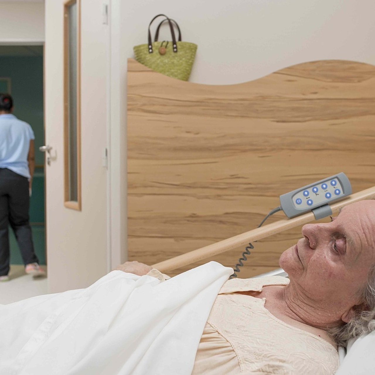 L'intervention d'infirmier de nuit dans les Ehpad permet de rassurer les équipes en place, souligne le Creai ORS Occitanie dans une analyse du dispositif. (Astier/BSIP)