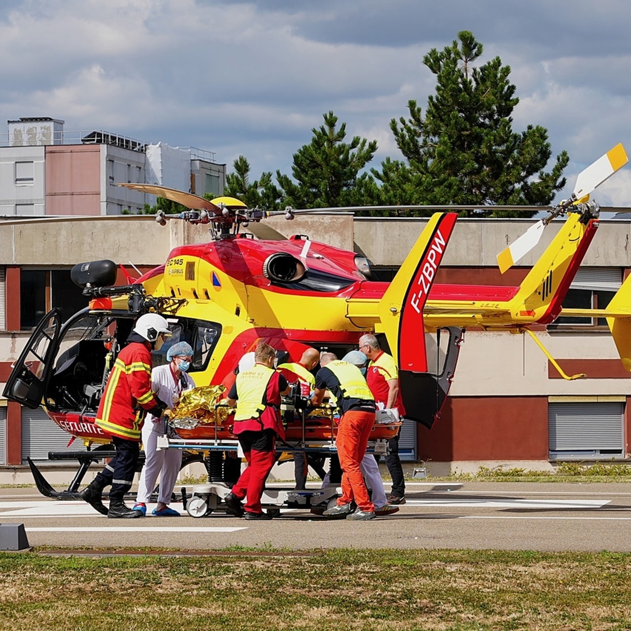 Pour acheminer des patients par hélicoptère la nuit sur son hôpital de Hautepierre, le CHU alsacien est contraint depuis le 28 juillet de les faire atterrir quatre kilomètres plus loin sur le toit de son Nouvel Hôpital civil puis de les transférer par ambulance, ce qui rallonge les délais de prise en charge. (CHU Strasbourg)