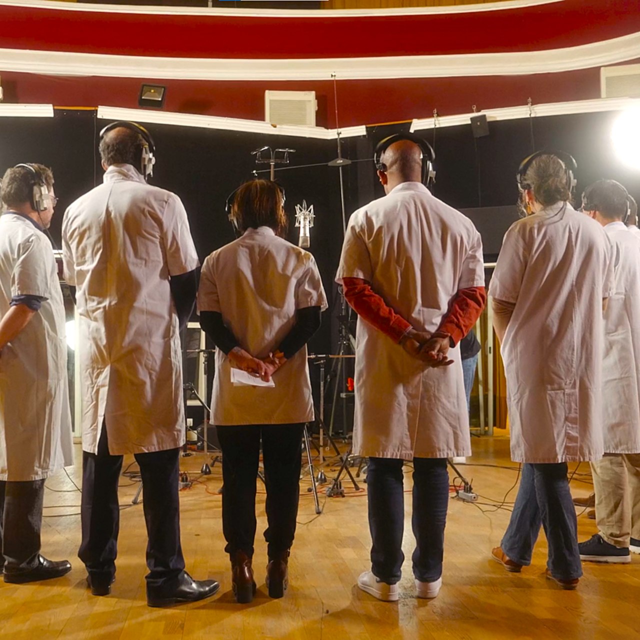 44 chefs de service d'hématologie chantent la chanson "Chef de service, à votre service", sortie en septembre 2025. Un moment fondateur pour la recherche de fonds pour l'album. (Olivier Loeb)
