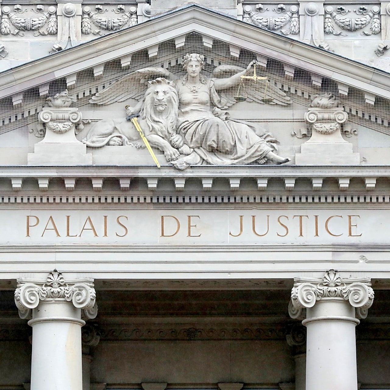 Absentes du corpus judiciaire avant les années 2000 dans le champ de la santé, les atteintes à la confiance publique sont devenues un élément central du contentieux visant les directeurs à partir de cette décennie. Elles représentent douze affaires sur les dix-neuf répertoriées sur 2020-2025. (Godong/BSIP)