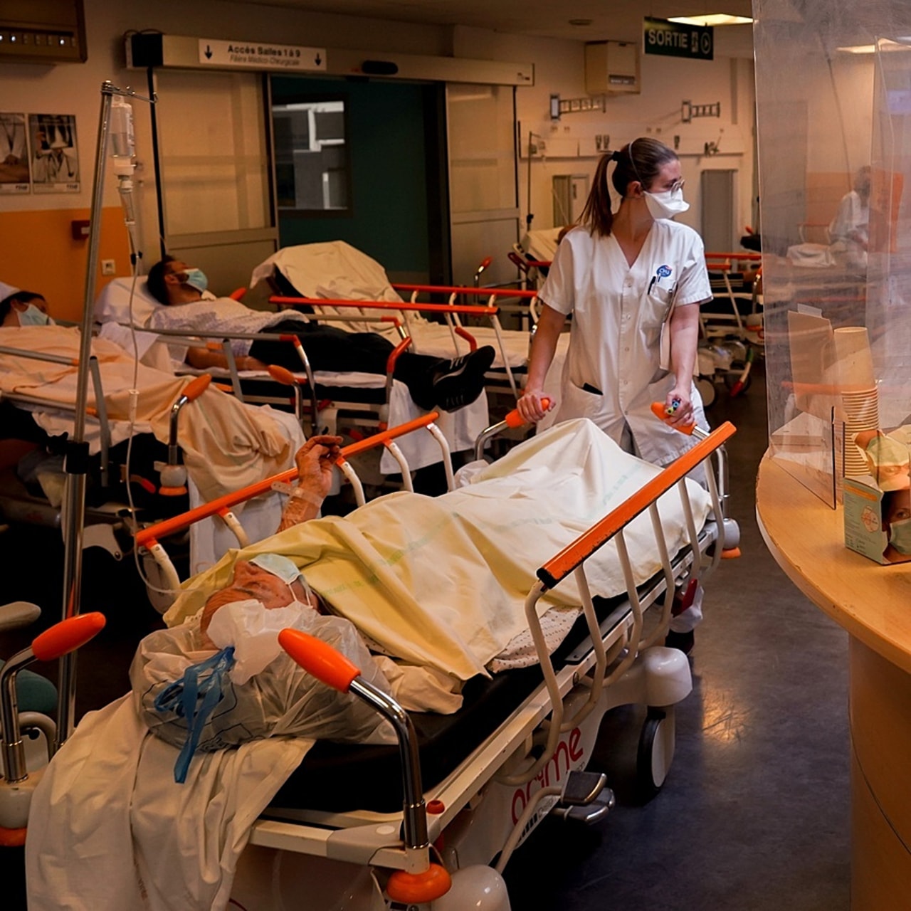 Sous l'effet de la canicule, les Samu-ont connu cet été une augmentation massive du nombre d'appels et les urgences un trop-plein de patients brancard, pendant parfois plusieurs jours, sous l'effet de ce goulot d'étranglement qu'est l'aval hospitalier. (Tremelet/Image Point FR/BSIP)