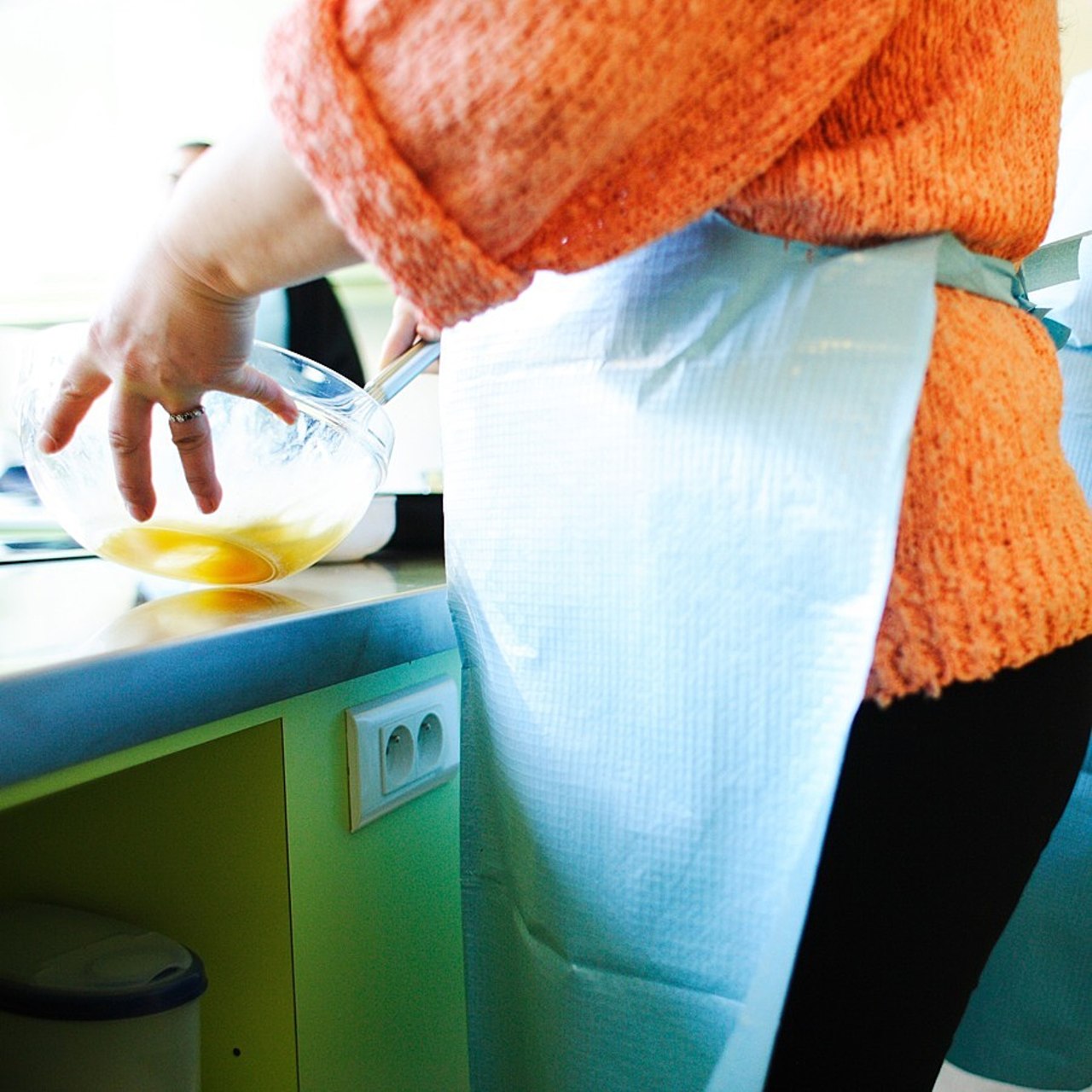 L'atelier cuisine est un bon moyen de travailler la tolérance à l'environnement ou le contact avec les aliments. (Garo/Phanie)