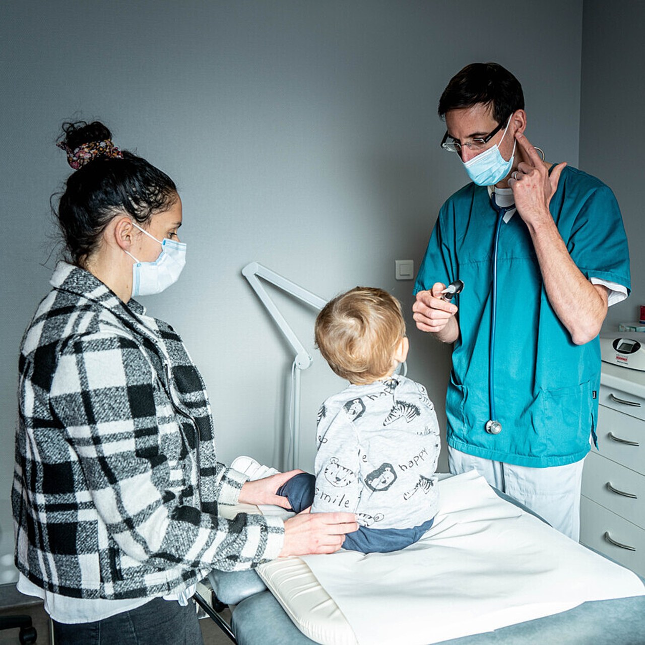 La charge sanitaire du foyer assumée par les femmes entretient leur renoncement aux soins, particulièrement aux opérations de prévention, et pèse sur le bien-être psychologique. (Garo/Phanie)