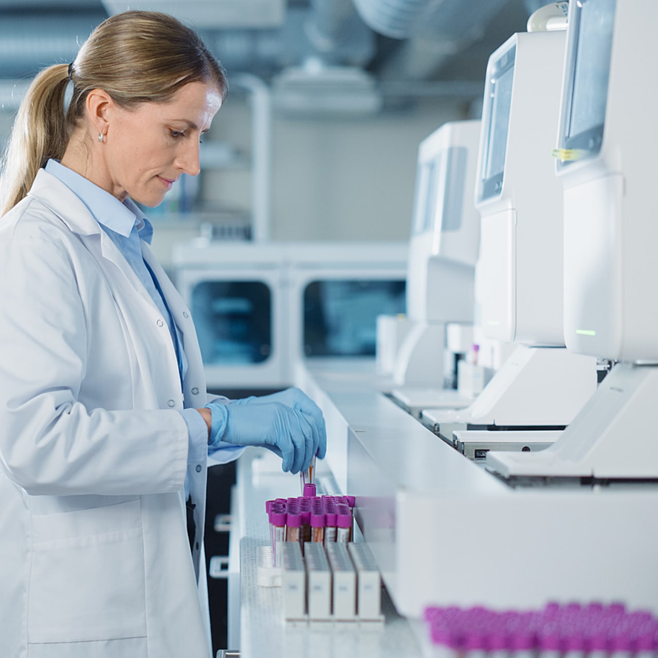 La capacité d'interprétation par des biologistes interprétateurs constitue un goulot d'étranglement croissant faute de ressources humaines suffisantes, selon l'Igas. (SPL/BSIP)
