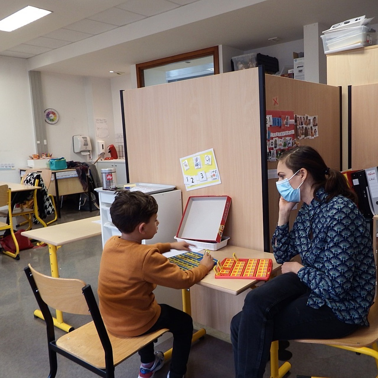 Chaque école dispose d'une salle ressource permettant un travail individuel avec un enseignant ou un personnel médico-social. (Emmanuelle Deleplace/ Hospimedia)