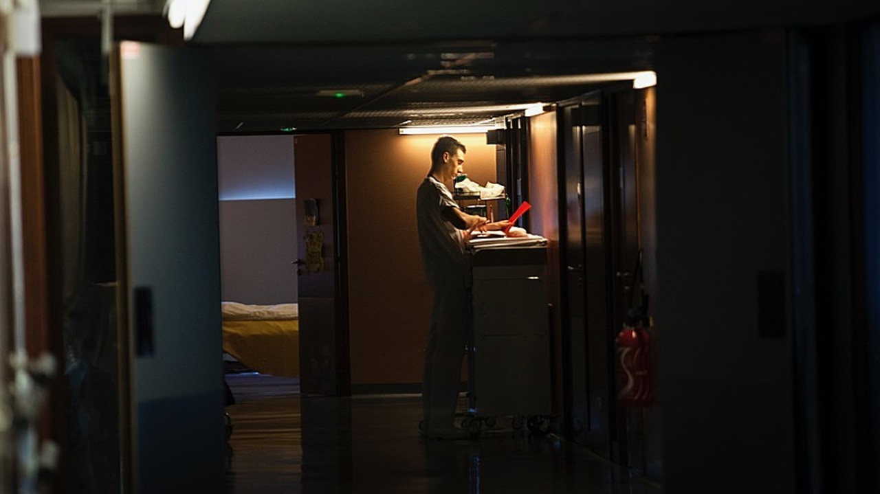 Pour parer au plus pressé, la mission flash propose d'octroyer une gratification estivale aux hospitaliers exerçant majoritairement de nuit. Cela passe par l'expérimentation d'un doublement du forfait nuit mensuel de ceux qui travaillent dix nuits par mois ou plus. (Amélie Benoist/Image Point Fr/BSIP)