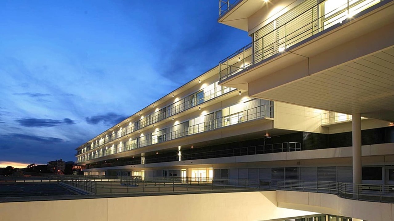 Reconstruit au milieu des années 2000, l'hôpital Sainte-Anne à Toulon connaît comme l'ensemble des hôpitaux militaires des difficultés notables d'attractivité et de vacance d'emplois sur certains métiers médicaux et paramédicaux. (Duchier+Pietra architectes)