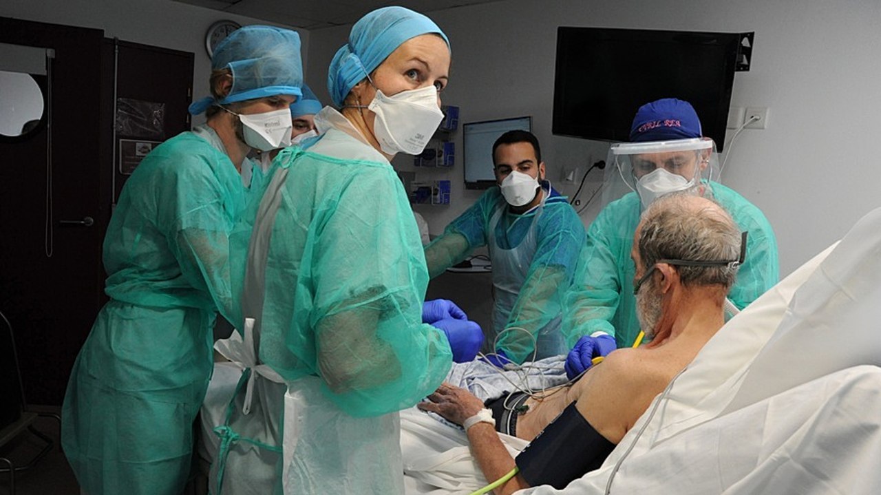 Cinq ans après, l'héroïsme des soignants a certes marqué la mémoire collective mais semble avoir été rapidement oublié des pouvoirs publics. Les appels en faveur d'une journée mémorielle entendent réparer cette invisibilité. (Pascal Bachelet/BSIP)