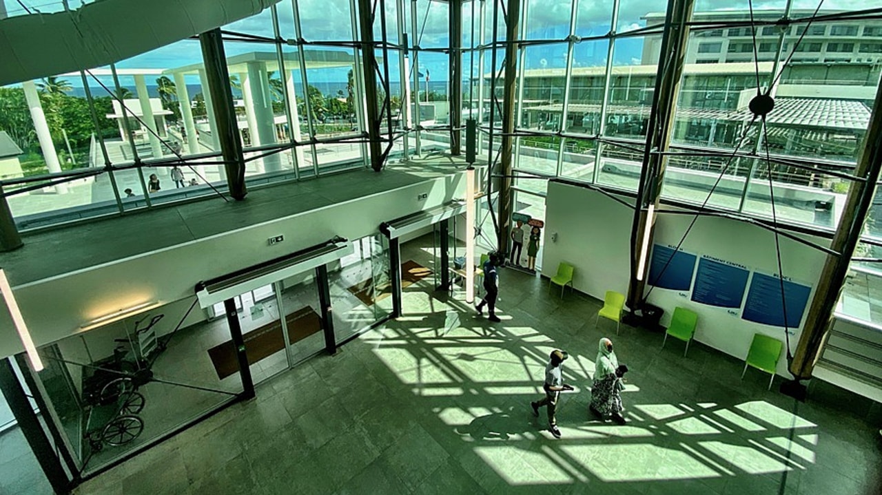 La moindre étincelle dans le relationnel sanitaire entre les deux îles a tôt fait d'être monté en épingle puis, à coup de "ladi-lafé", de virer à la polémique. Ce fut le cas au tout début de la mise en place de la régulation déportée du Samu mahorais depuis le CHU. (Thomas Quéguiner/Hospimedia)