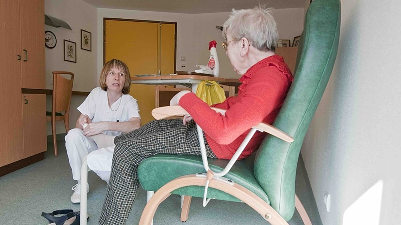 Le vieillissement de la population fragilise les métiers de l'autonomie et entraîne une pénurie. (Raguet H./BSIP)