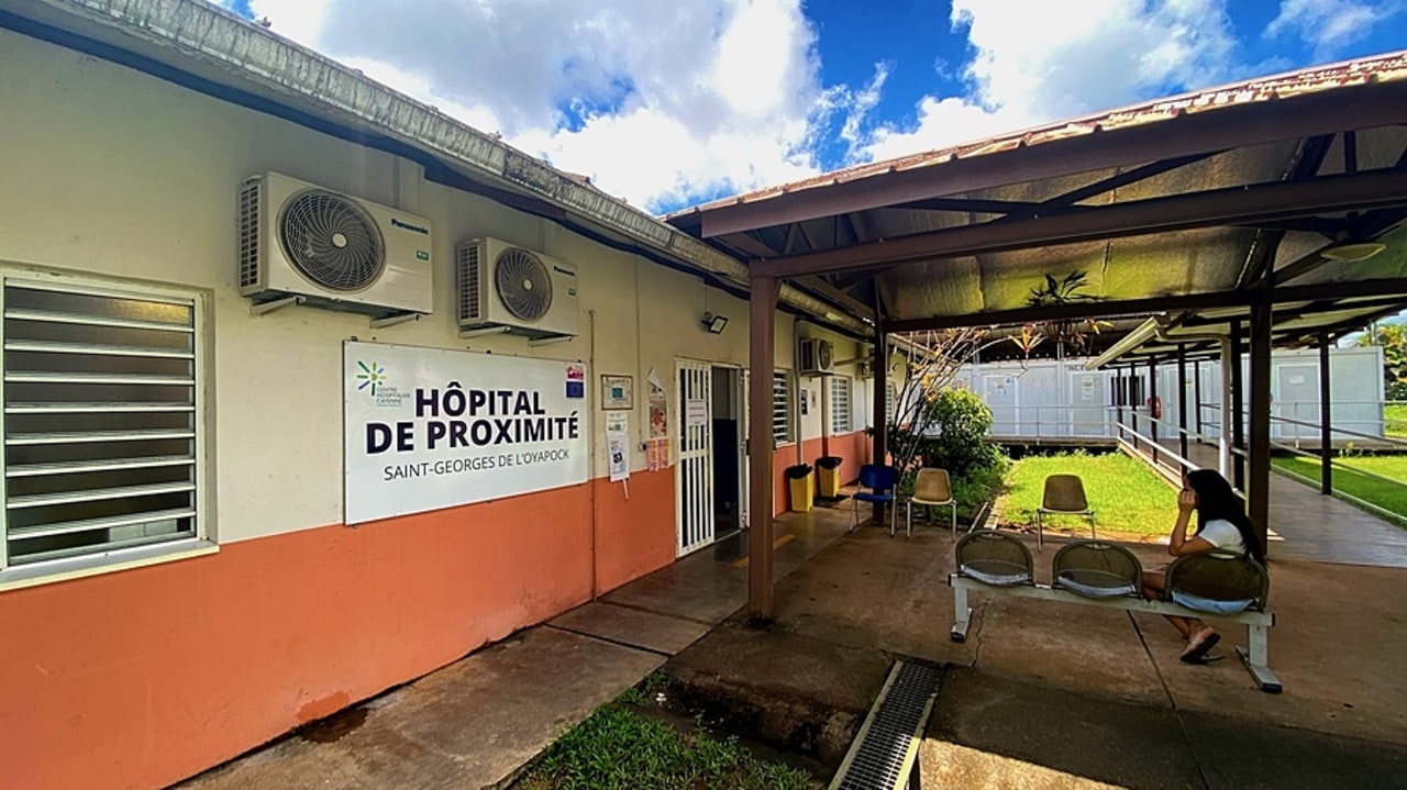 La transformation en 2023 en hôpital de proximité des CDPS de Saint-Georges-de-l'Oyapock, Maripasoula et Grand-Santi a considérablement élargi l'offre de soins proposée, auparavant circoncise aux seuls soins primaires et urgences. (Thomas Quéguiner/Hospimedia)