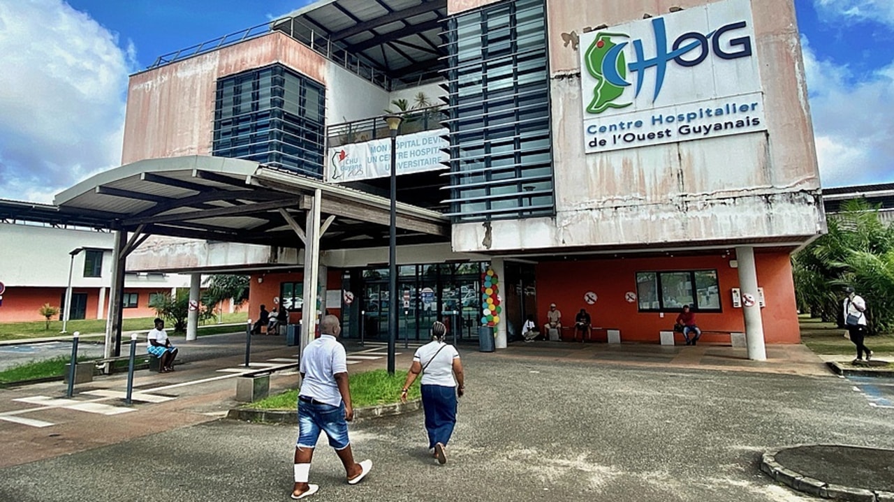 À Saint-Laurent-du-Maroni, 40 à 50% des patients sont originaires du Suriname voisin. La porosité sanitaire de la frontière est réelle. Malgré des tentatives de coopération, les transferts restent limités et de nombreux malades se retrouvent à bloquer les lits. (Thomas Quéguiner/Hospimedia)